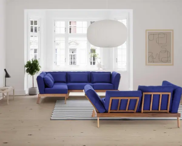Moderne blaue Sofas als Raumteiler Ideen. Ein L-förmiges Sofa und ein weiteres Sofa mit Holzrahmen teilen den Raum.