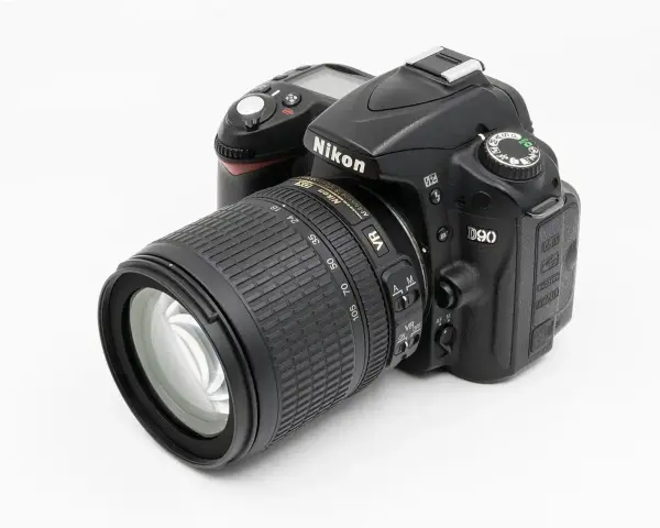 Czarny aparat Nikon D90 z obiektywem 18-105mm VR. Szczegółowe nikon d90 dane techniczne znajdziesz w internecie.