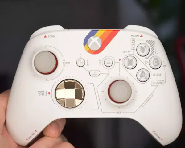 Biały kontroler Xbox z tęczowym paskiem i oznaczeniami przypominającymi kokpit. Idealny do testów xbox pad.
