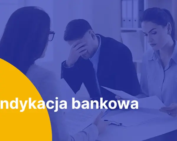 Para rozmawia z pracownikiem banku o trudnej sytuacji finansowej. Widoczny jest stres i zmartwienie. Temat: windykacja w domu.
