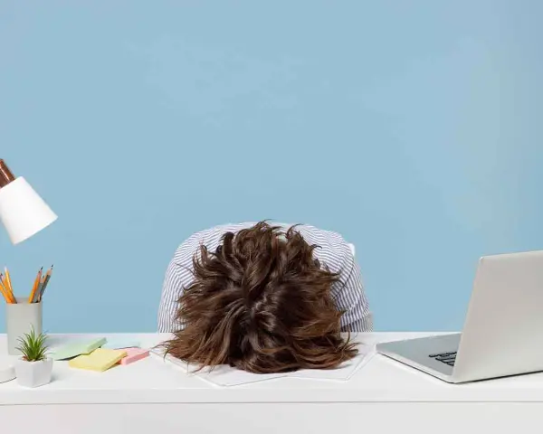 Testa affondata sulla scrivania, con un laptop aperto e post-it colorati. La sensazione è chiara: non voglio tornare a lavoro.