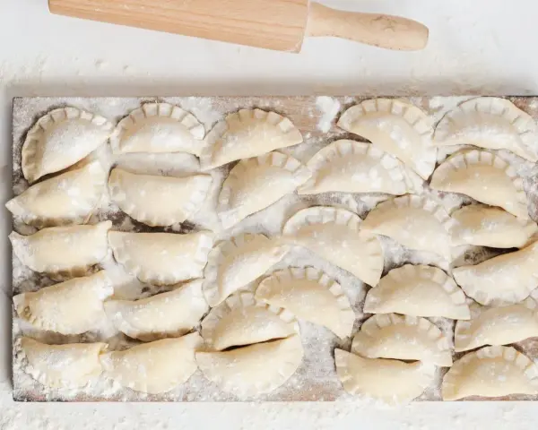 Sekret idealnego ciasta na pierogi: koniec z klejeniem i rwaniem!