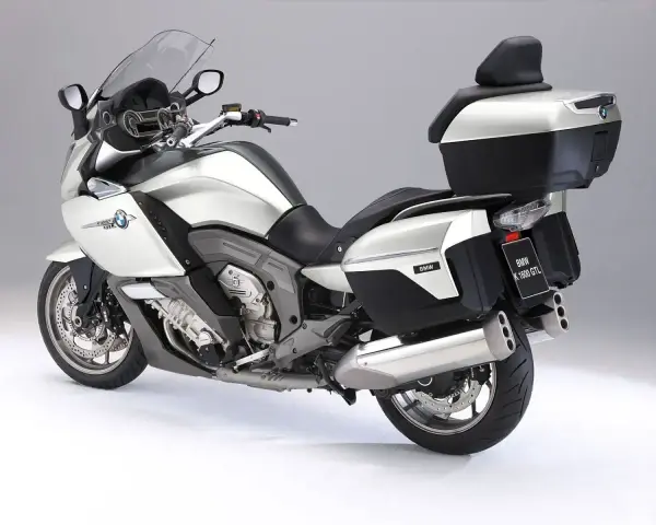 Srebrny motocykl BMW K 1600 GTL. Choć piękny, jego wady mogą być kosztowne.