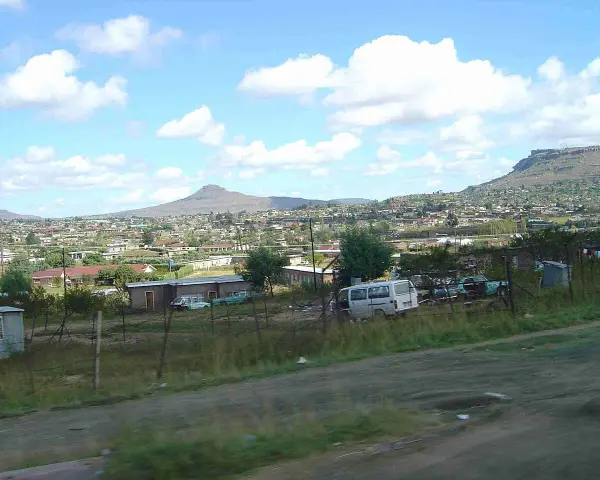 Widok na Maseru, stolicę Lesotho, z domami i górami w tle.