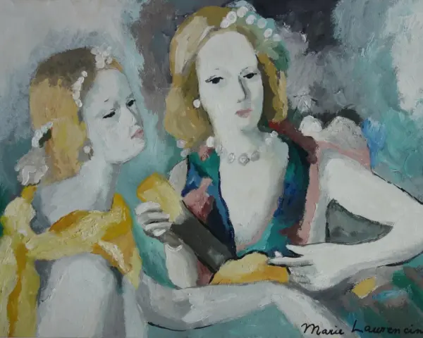 Deux femmes aux visages pâles, parées de perles, dans un style typique des œuvres d'art de Marie Laurencin. L'une tient un objet jaune, l'autre semble écouter.
