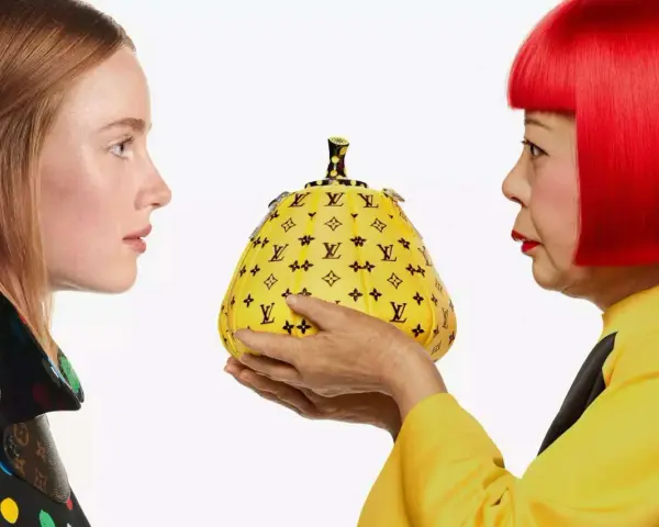 Yayoi Kusama présente une création vibrante pour Louis Vuitton, un sac jaune orné de son motif iconique.
