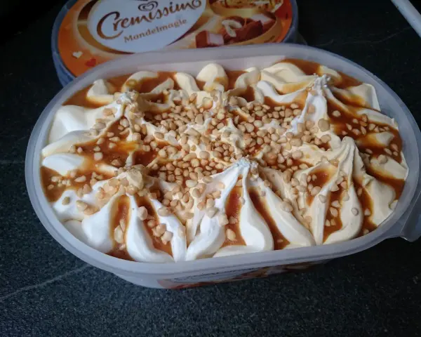Cremissimo Mandelmagie: Vanilleeis mit Karamellsauce und gehackten Mandeln. So besteht Eis aus Genuss!