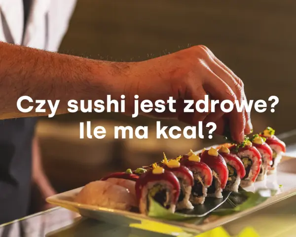 Dłoń dekoruje sushi, które ma wiele zdrowotnych właściwości. Czy sushi jest zdrowe i ile ma kcal?