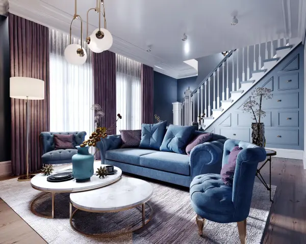 Eleganckie wnętrze z sofą i fotelami w odcieniach niebieskiego, inspirowane stylem art déco architektura. Marmurowe stoliki i fioletowe zasłony dodają luksusu.