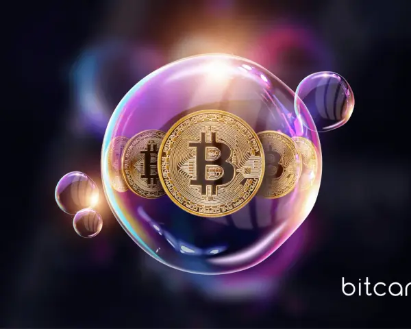 Złote monety Bitcoin w bańce mydlanej symbolizują, co to jest blockchain – bezpieczną, rozproszoną księgę transakcji.