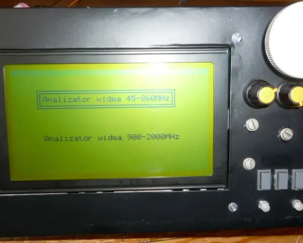 Na ekranie urządzenia widnieje napis "Analizator widma 45-860MHz", a poniżej "Analizator widma 900-2000MHz".