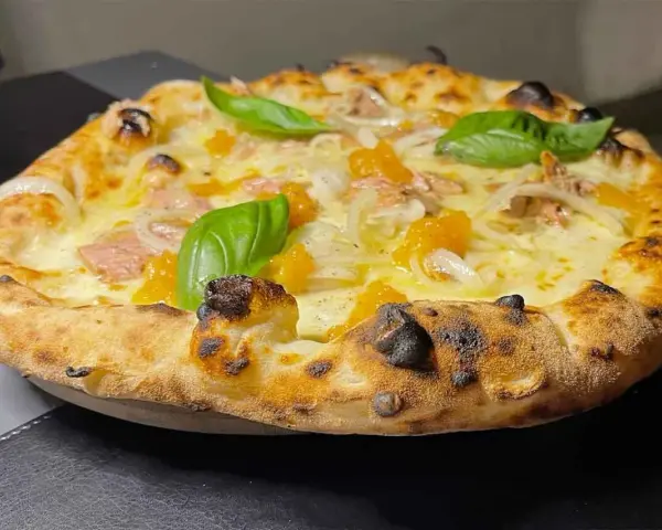 Pizza tonno e cipolla con mozzarella filante, pomodoro e basilico fresco. Croccante e saporita, un classico intramontabile.