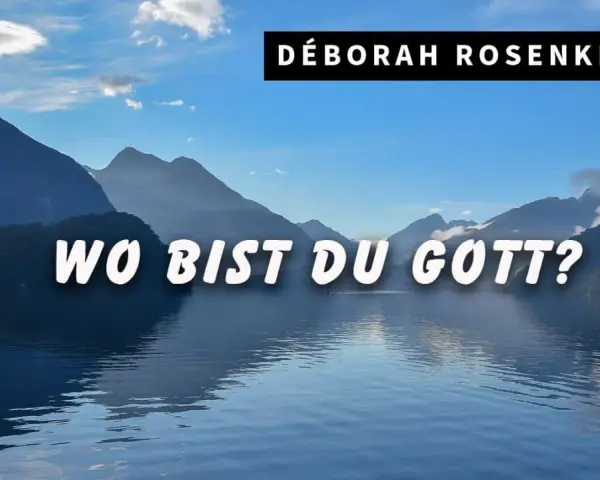 DÉBORAH ROSENKRANZ fragt "Wo bist du Gott?" vor einer majestätischen Bergkulisse am See.