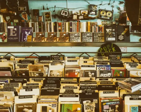 Wiedeń oferuje mnóstwo muzycznych skarbów. Na półkach sklepu z płytami znajdziesz klasyki jak Elton John, Nirvana, Oasis, a także nowsze brzmienia. Idealne miejsce, by odkryć, co warto kupić w Wiedniu dla fana muzyki.