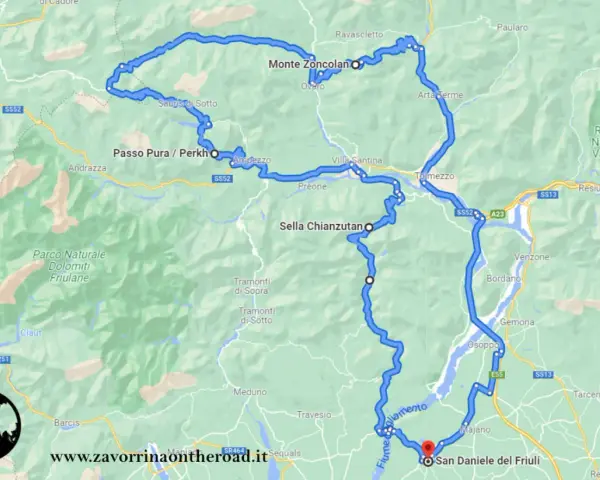 Mappa di un percorso motociclistico che include Passo Pura, Monte Zoncolan e San Daniele del Friuli, attraverso le Dolomiti Friulane.