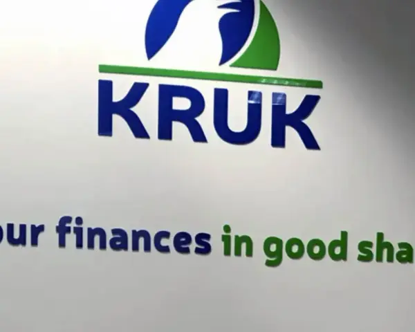 Logo KRUK z hasłem "Your finances in good shape". Firma pomaga w uporządkowaniu zadłużenia.