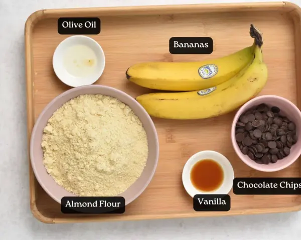 Ingredienti per biscotti senza zucchero: farina di mandorle, banane, gocce di cioccolato, olio d'oliva, vaniglia.