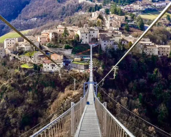 Ponte tibetano delle Marche, un'avventura sospesa sopra un borgo incantevole.