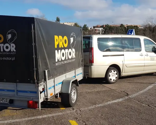 Samochód i przyczepa szkoleniowe szkoły jazdy "Pro Motor" na placu manewrowym, gotowe do nauki jazdy z przyczepą, czyli zdobycia prawa jazdy b+e.