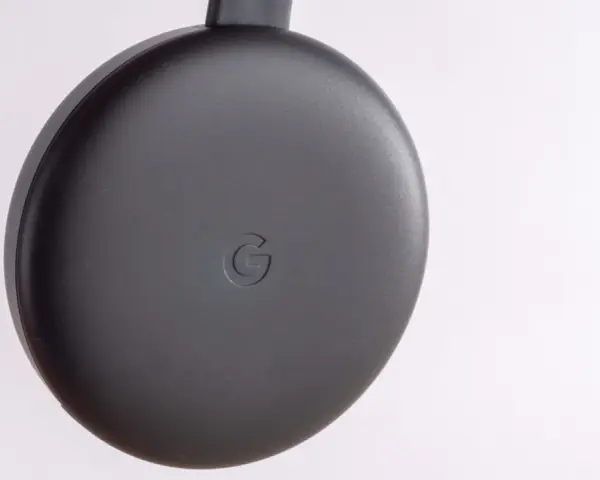 Schwarzer Google Chromecast mit G-Logo. Bereit für ein Chromecast resetten.