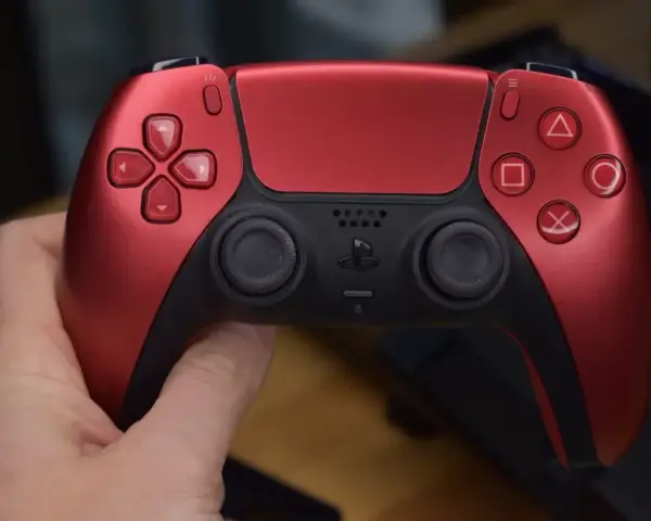 Czerwony kontroler DualSense. Czy gry z PS3 działają na PS5? Niestety, nie ma oficjalnego wsparcia.
