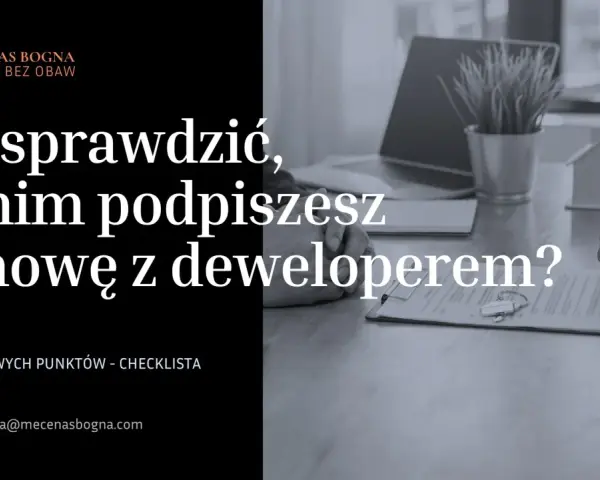 Dłoń podpisująca umowę deweloperską, klucze, mały domek i laptop.