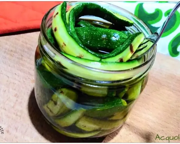 Barattolo di zucchine sott'olio, pronte per essere gustate.
