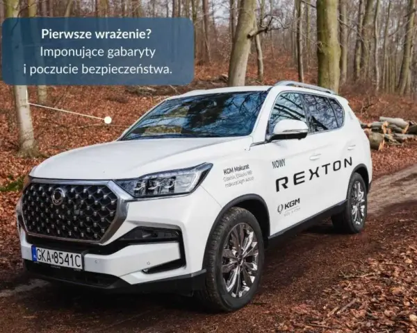 Biały Rexton na leśnej drodze. Imponujące gabaryty i poczucie bezpieczeństwa tego SUV-a robią wrażenie.