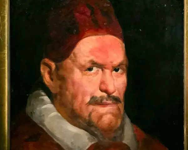 Portret papieża Innocentego X, namalowany z wyrazistym spojrzeniem i w charakterystycznym nakryciu głowy.
