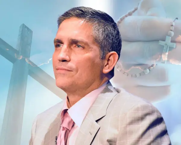 Jim Caviezel nawrócenie: aktor z różańcem i krzyżem w tle, symbol jego wiary.