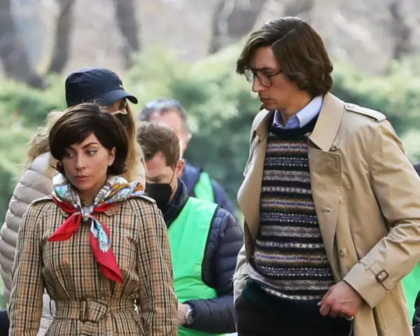 Lady Gaga i Adam Driver, gwiazdy filmu "Dom Gucci", w stylizacjach z planu filmowego.