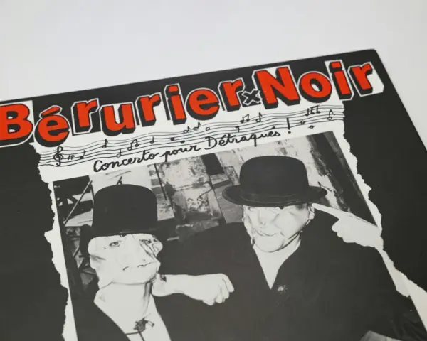 Bérurier Noir, "Concerto pour Dégraques" : deux hommes masqués et chapeautés, ambiance punk rock.