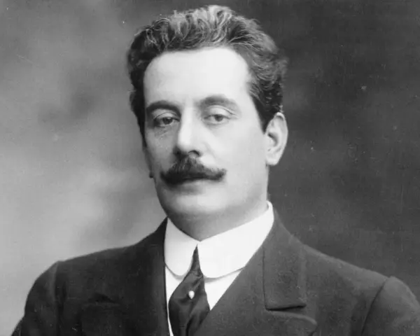 Giacomo Puccini, kompozytor słynnych **puccini opery**, w eleganckim garniturze i z charakterystycznymi wąsami.