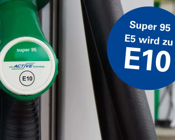 Grüner Zapfhahn mit "super 95" und "E10" Kennzeichnung. Blauer Kreis: "Super 95 E5 wird zu E10".