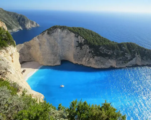Spiaggia di Navagio, Zante. Un paradiso blu intenso, perfetto per decidere dove andare in vacanza.