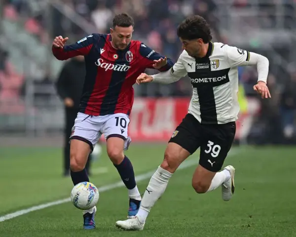Piłkarze Bologna – Parma walczą o piłkę na boisku.