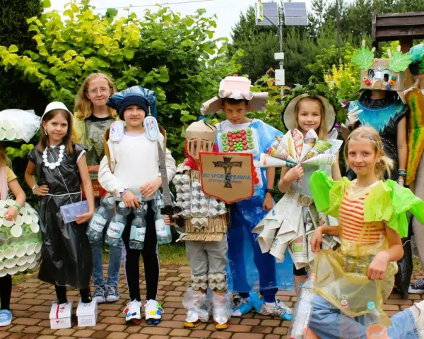Strój z recyklingu dla dziewczynki: Kreatywne pomysły i poradnik DIY