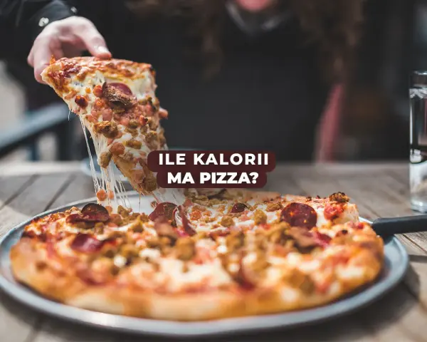 Pyszna pizza neapolitańska z ciągnącym serem, na której widać tekst "Ile kalorii ma pizza?".