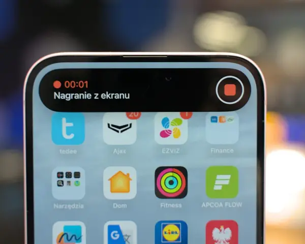 Nagrywanie ekranu iPhone w toku. Czerwona kropka i przycisk stop wskazują, że trwa rejestracja.