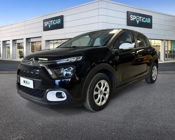 Citroën C3 nera parcheggiata davanti a uno showroom Spoticar. Controlla la pressione pneumatici per un viaggio sicuro.