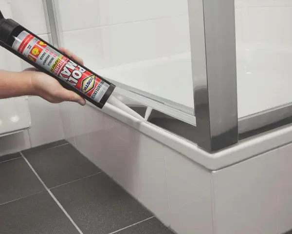 Applicazione di silicone per box doccia, sigillando la base per prevenire infiltrazioni d'acqua.