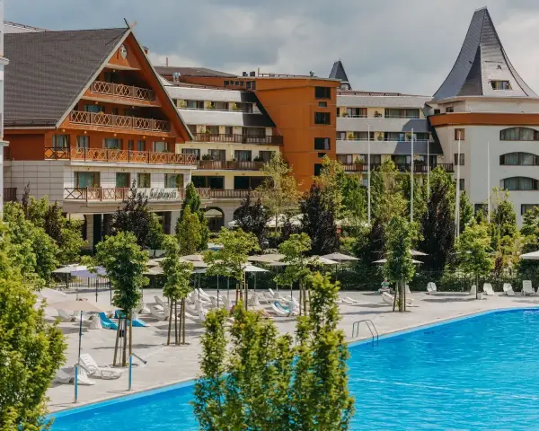 Nowoczesny hotel Gołębiewski w Karpaczu, z basenem i leżakami, zachęca do wypoczynku.