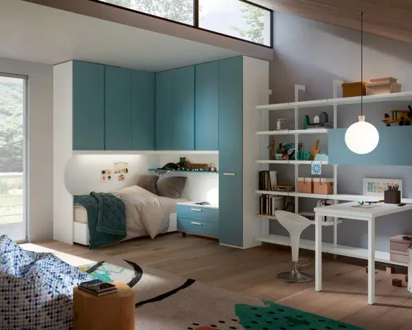 Camerette immagini: letto singolo, armadio azzurro, scrivania, libreria e pouf in un ambiente luminoso e moderno.