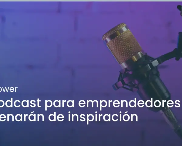 Micrófono de estudio y auriculares, listos para grabar un podcast emprendimiento que inspira.