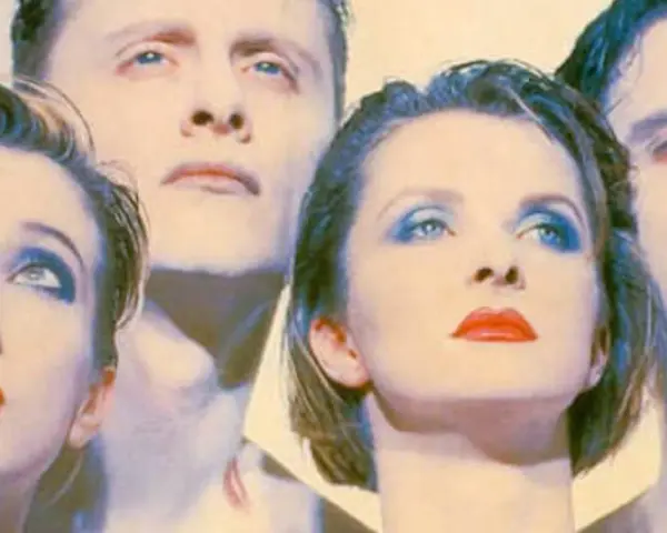 Visages stylisés d'un groupe allemand des années 80, maquillage audacieux, regards tournés vers le ciel.