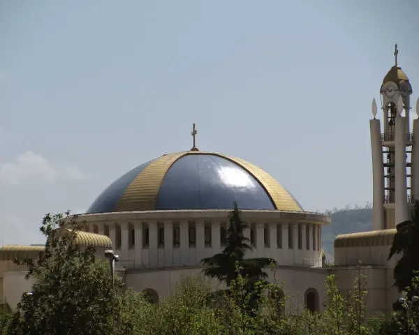 Imponująca kopuła i wieża kościelna w Albanii, symbolizujące bogactwo religii w tym kraju.