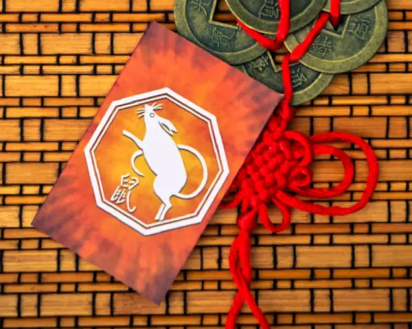 Chiński znak zodiaku - Szczur, symbol roku 1996, ozdobiony tradycyjnym węzłem i monetami.