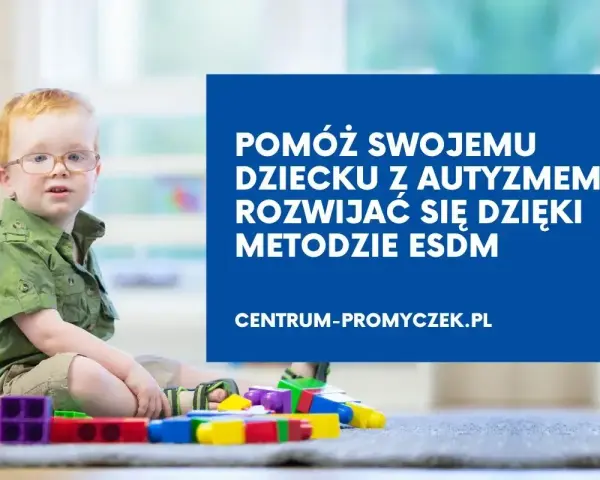 Mały chłopiec z autyzmem w okularach bawi się klockami. Pomóż swojemu dziecku rozwijać się dzięki metodzie ESDM.
