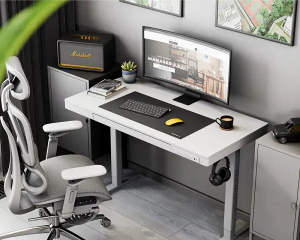 Ergonomiczne biurko do pracy przy komputerze z monitorem, klawiaturą, myszką i wygodnym fotelem.
