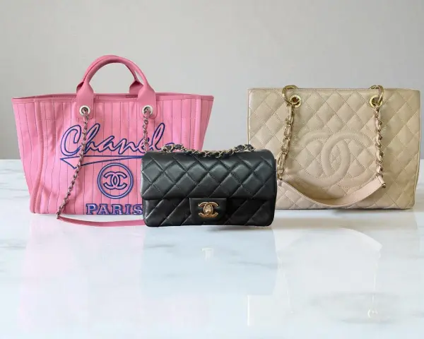 Tre borse iconiche del marchio Chanel: una rosa con scritta "Chanel Paris", una nera trapuntata e una beige trapuntata.